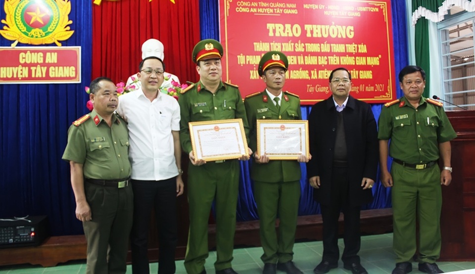 Triệt xóa đường dây đánh bạc với số tiền 100 triệu đồng mỗi ngày - 2 Triệt xóa đường dây đánh bạc với số tiền 100 triệu đồng mỗi ngày - 2