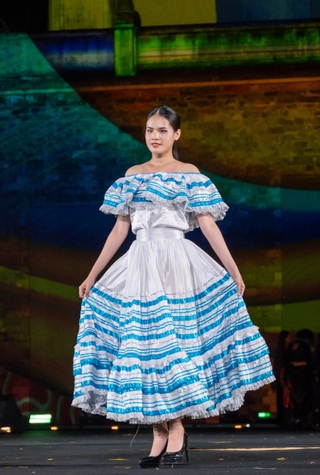 Phu nhân Đại sứ Mỹ, Nhật Bản và nhiều quốc gia trình diễn áo dài Việt Nam - 18