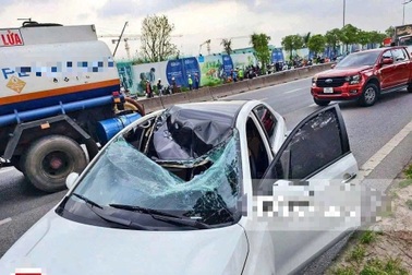 Hà Nội: Cột đèn đổ ra giữa đường khiến một người đi xe máy tử vong