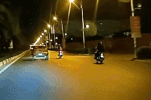 Nổi bật tuần qua: Ô tô vượt ẩu, cố tình đánh lái quẹt ngã người đi xe máy