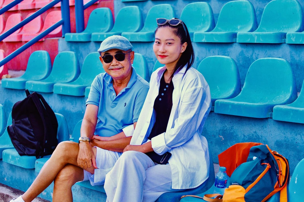 NSND Việt Anh lên tiếng về nghi vấn đang yêu cô gái trẻ - 3 NSND Việt Anh lên tiếng về nghi vấn đang yêu cô gái trẻ - 3