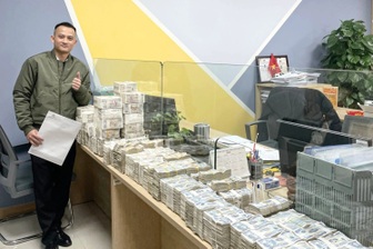 Người đàn ông bê thùng tiền lẻ đi mua ô tô, nhân viên đếm 3 giờ mới xong