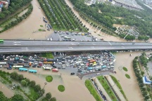 Hà Nội mưa lớn từ sáng sớm, phố phường ngập sâu, xe cộ chết máy hàng loạt