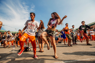 Những vũ điệu gây sốt của hàng nghìn "vũ công màu cam"