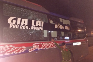 Truy tố 3 thiếu niên rủ nhau ném đá xe khách