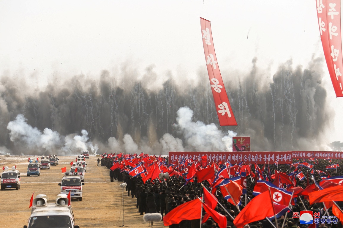 Biển người Triều Tiên vây quanh xe chở ông Kim Jong-un - 7 Biển người Triều Tiên vây quanh xe chở ông Kim Jong-un - 7