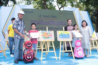 Gần trăm em nhỏ hào hứng trổ tài vẽ tranh về chủ đề “Việt Nam trong em”