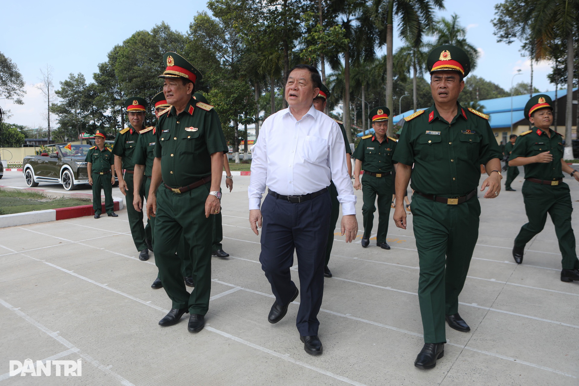 Ông Nguyễn Trọng Nghĩa thăm, động viên lực lượng tham gia diễu binh ở TPHCM - 1 Ông Nguyễn Trọng Nghĩa thăm, động viên lực lượng tham gia diễu binh ở TPHCM - 1