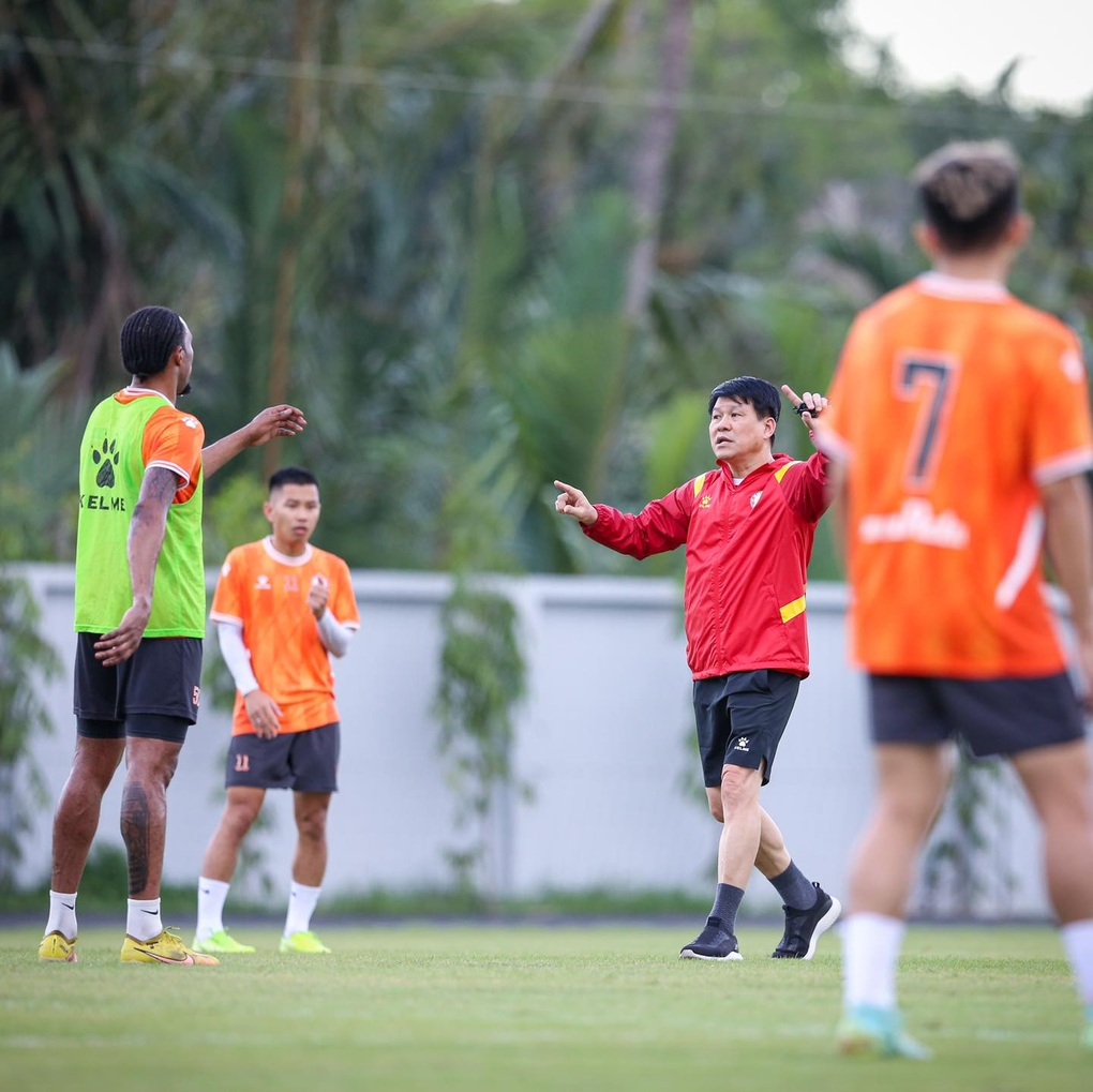 HLV Vũ Tiến Thành ra mắt, bắt mạch điểm yếu của CLB TPHCM - 1 HLV Vũ Tiến Thành ra mắt, bắt mạch điểm yếu của CLB TPHCM - 1