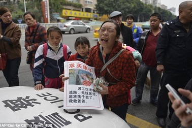 Rao bán con trên phố để lấy tiền chữa bệnh cho chồng 