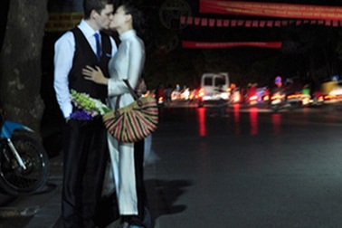 Bạn trẻ Hà thành hôn nhau bên Hồ Gươm mừng... Giờ Trái đất