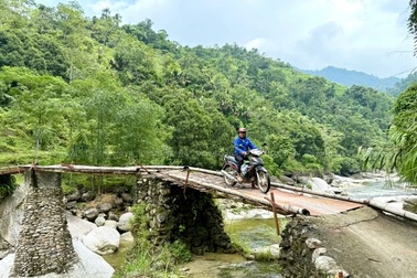 Người dân nơi "nóc nhà Đông Bắc" và nỗi ám ảnh khi lũ dữ, mưa về