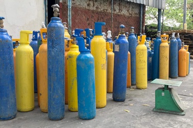 Phát hiện hơn 100 bình khí bóng cười không rõ nguồn gốc