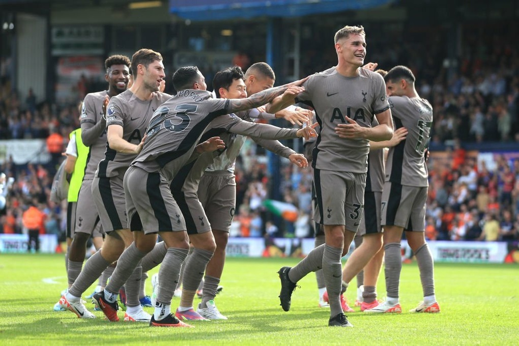 Tottenham vươn lên đầu bảng Premier League - 2 Tottenham vươn lên đầu bảng Premier League - 2