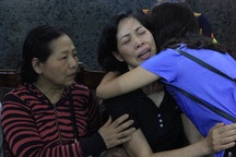 Khoảnh khắc xúc động giữa 2 người mẹ có con gái hiến giác mạc