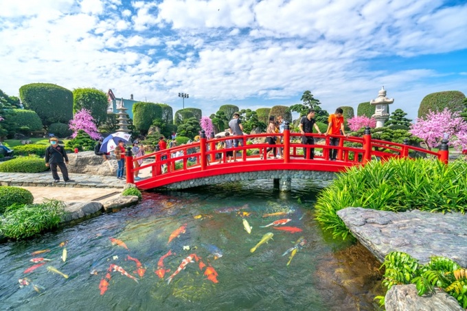 Du khách tham quan và khám phá những nét văn hóa Nhật Bản ngay tại Công viên Hồ Cá Koi Rin Rin Park (TP.HCM).