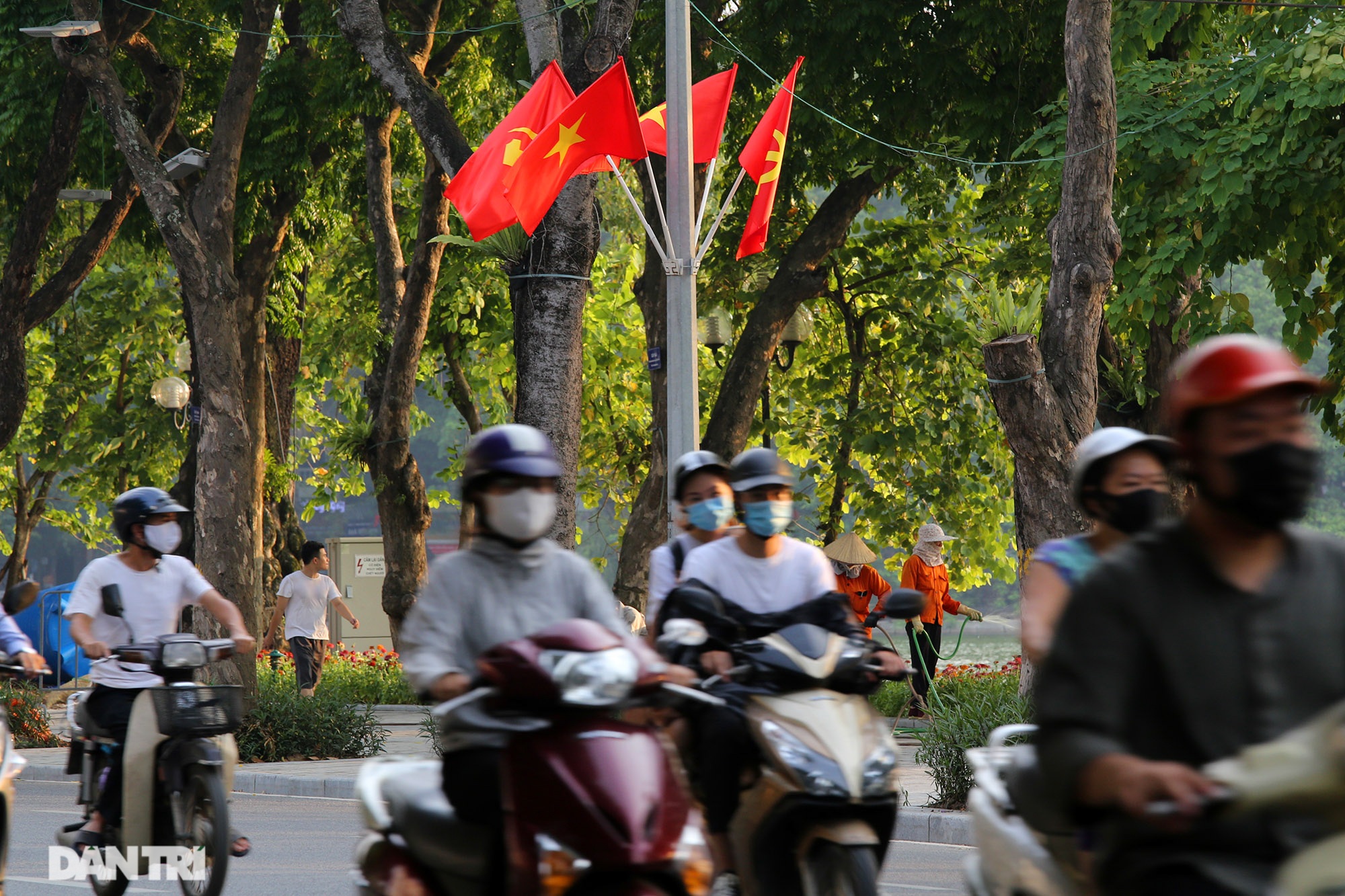 Hà Nội: Cờ Tổ quốc đỏ rực khắp phố phường mừng ngày Quốc Khánh - 9 Hà Nội: Cờ Tổ quốc đỏ rực khắp phố phường mừng ngày Quốc Khánh - 9