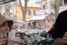 Ăn ở quán vỉa hè Hà Nội, khách Tây bất ngờ vì người lạ tới bàn làm quen