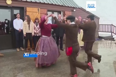 Ông Macron và ông Tập xem múa dân gian, dùng bữa trên núi Pháp