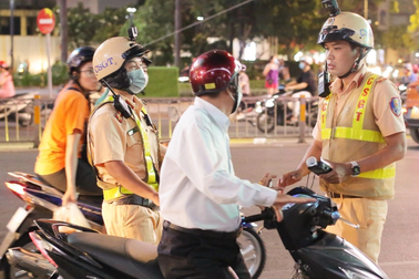 CSGT TPHCM kiểm tra nồng độ cồn xuyên Tết