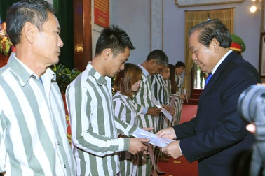 Phó Thủ tướng trao quyết định đặc xá cho 6 phạm nhân người nước ngoài
