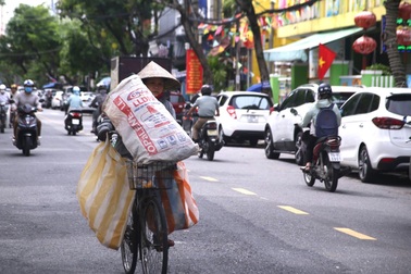 20/10, dáng tảo tần vẫn lặng lẽ mưu sinh trên phố
