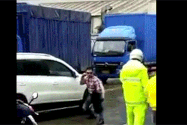 "Cao thủ võ lâm" thách đấu cảnh sát giao thông