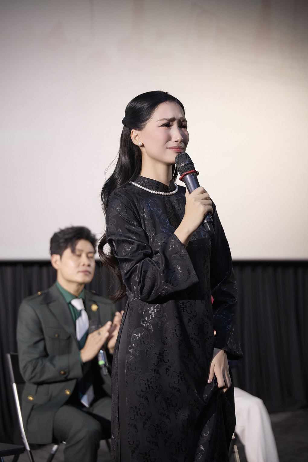 Hoa Minzy ញាក់សាច់ពេលនិយាយពីជីតាដែលទើបស្លាប់ថ្មីៗរបស់នាង - ២ Hòa Minzy nghẹn ngào khi nhắc đến ông nội vừa qua đời - 2