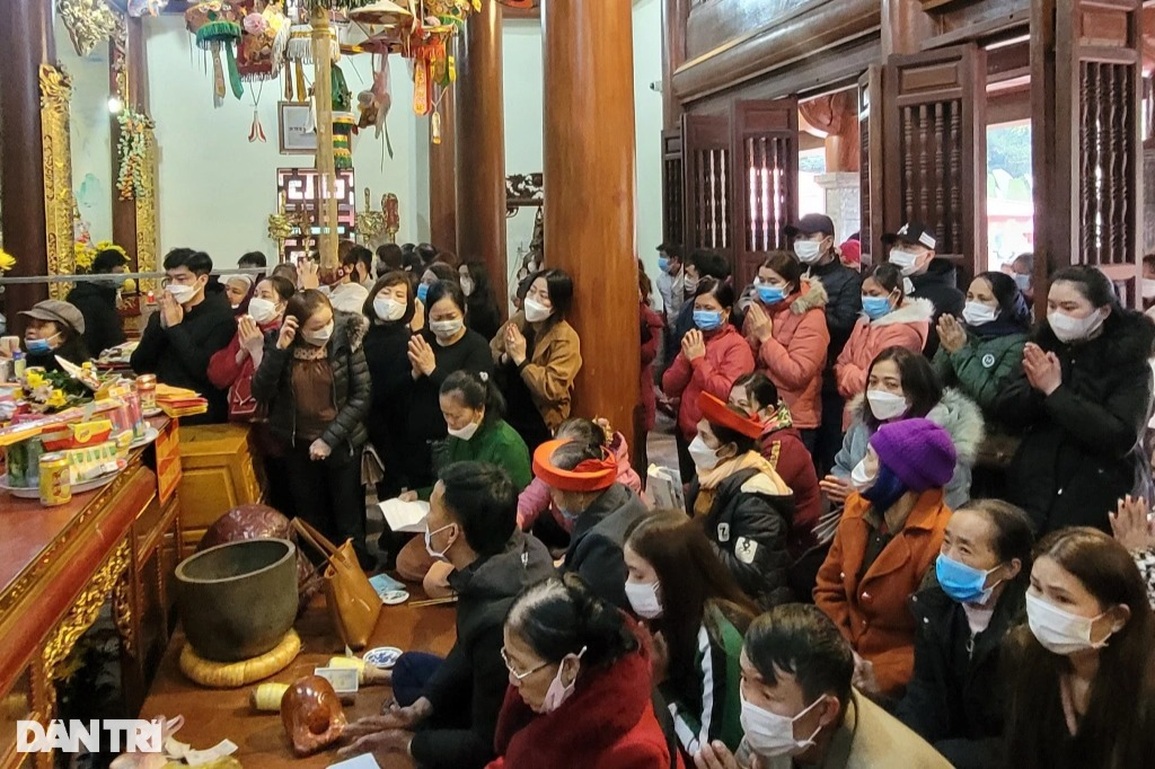 Hàng nghìn người chen chúc đi lễ chùa và xin lộc nước thánh - 4 Hàng nghìn người chen chúc đi lễ chùa và xin lộc nước thánh - 4