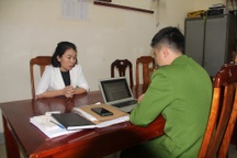 Nữ cán bộ địa chính gây khó dễ cho người dân để "vòi tiền"