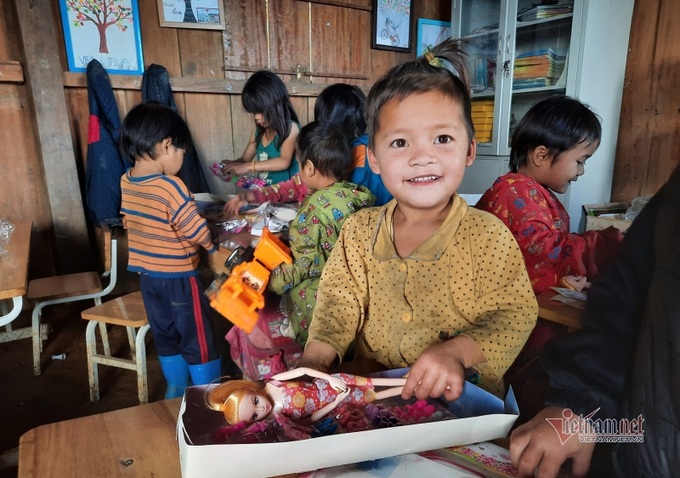 Niềm vui của các em khi nhận được đồ chơi.