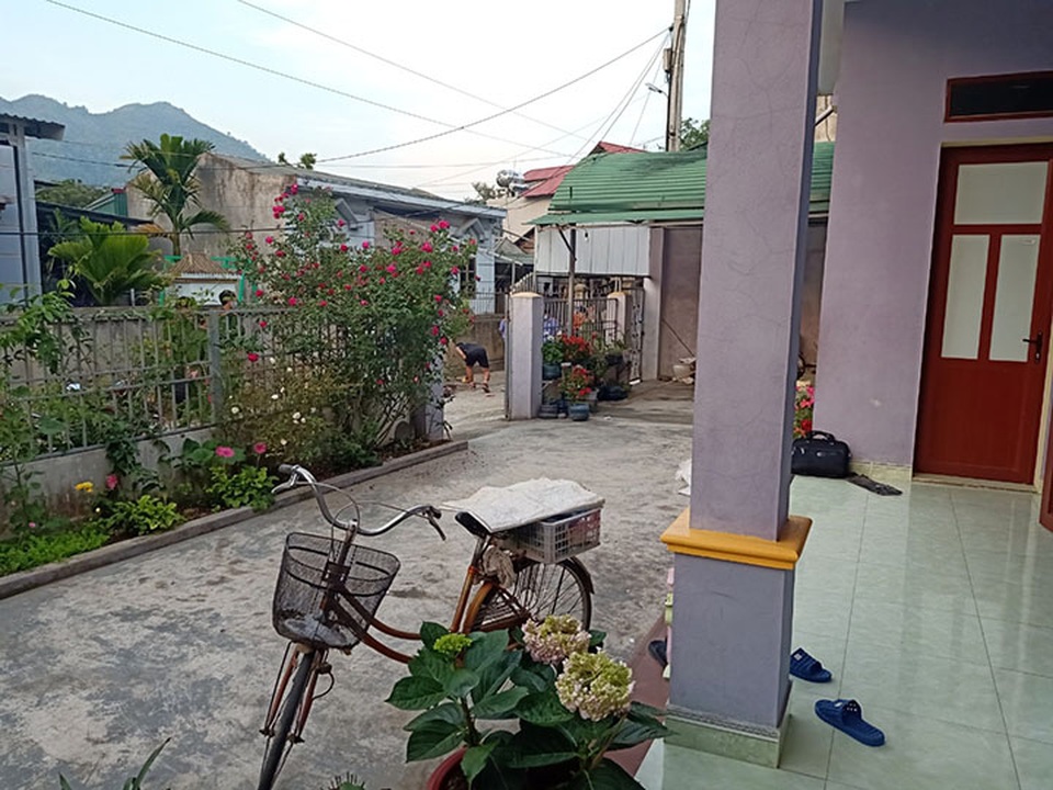 Bắt nghi can chém bố vợ và con nhỏ lẩn trốn trong nghĩa trang - 2 Bắt nghi can chém bố vợ và con nhỏ lẩn trốn trong nghĩa trang - 2