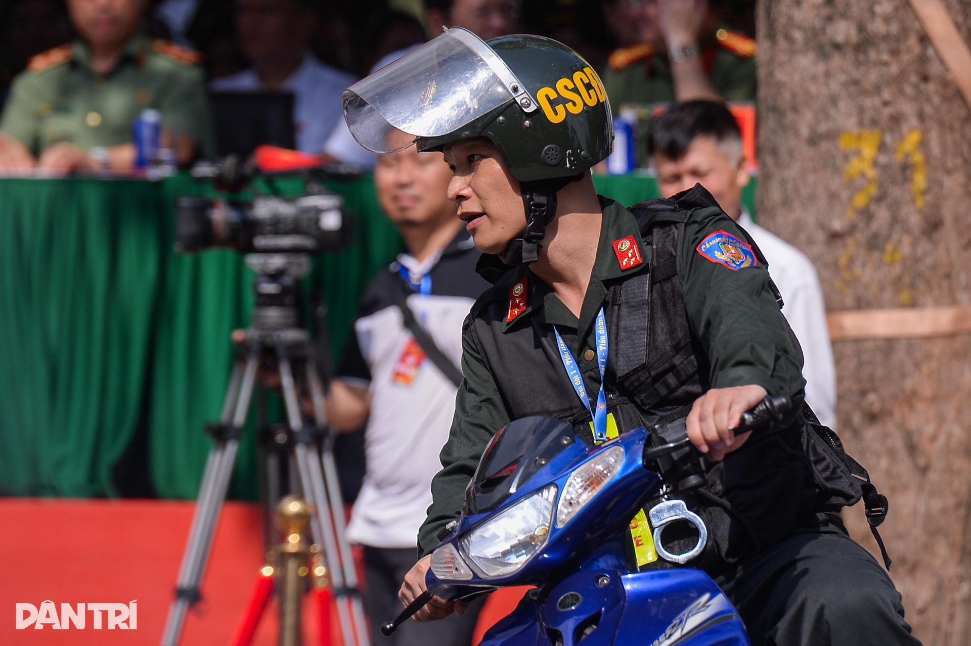 Báo thủ náo loạn, nữ CSGT bật san tô quật ngã tội phạm ở bờ hồ Hoàn Kiếm - 10 Báo thủ náo loạn, nữ CSGT bật san tô quật ngã tội phạm ở bờ hồ Hoàn Kiếm - 10