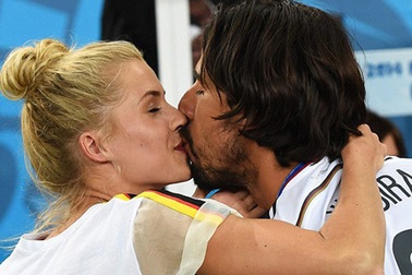 Vợ, bạn gái của tuyển Đức khóa môi người thương mừng chiến thắng