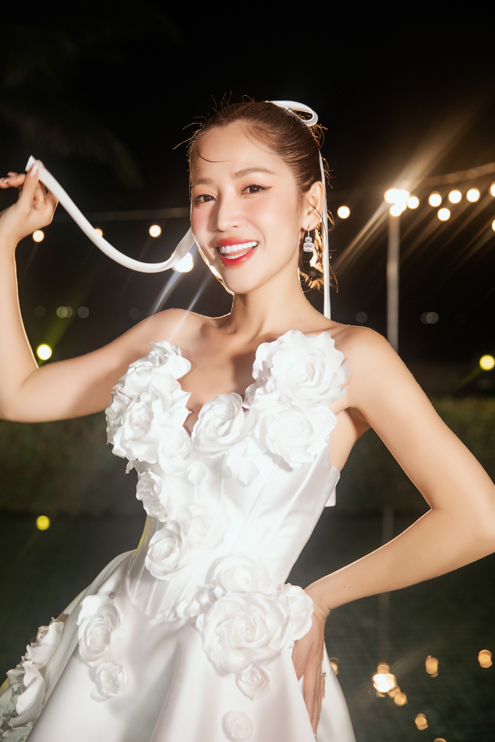 Puka diện váy cưới dáng ngắn được làm thủ công trong 200 giờ - 4 Puka diện váy cưới dáng ngắn được làm thủ công trong 200 giờ - 4