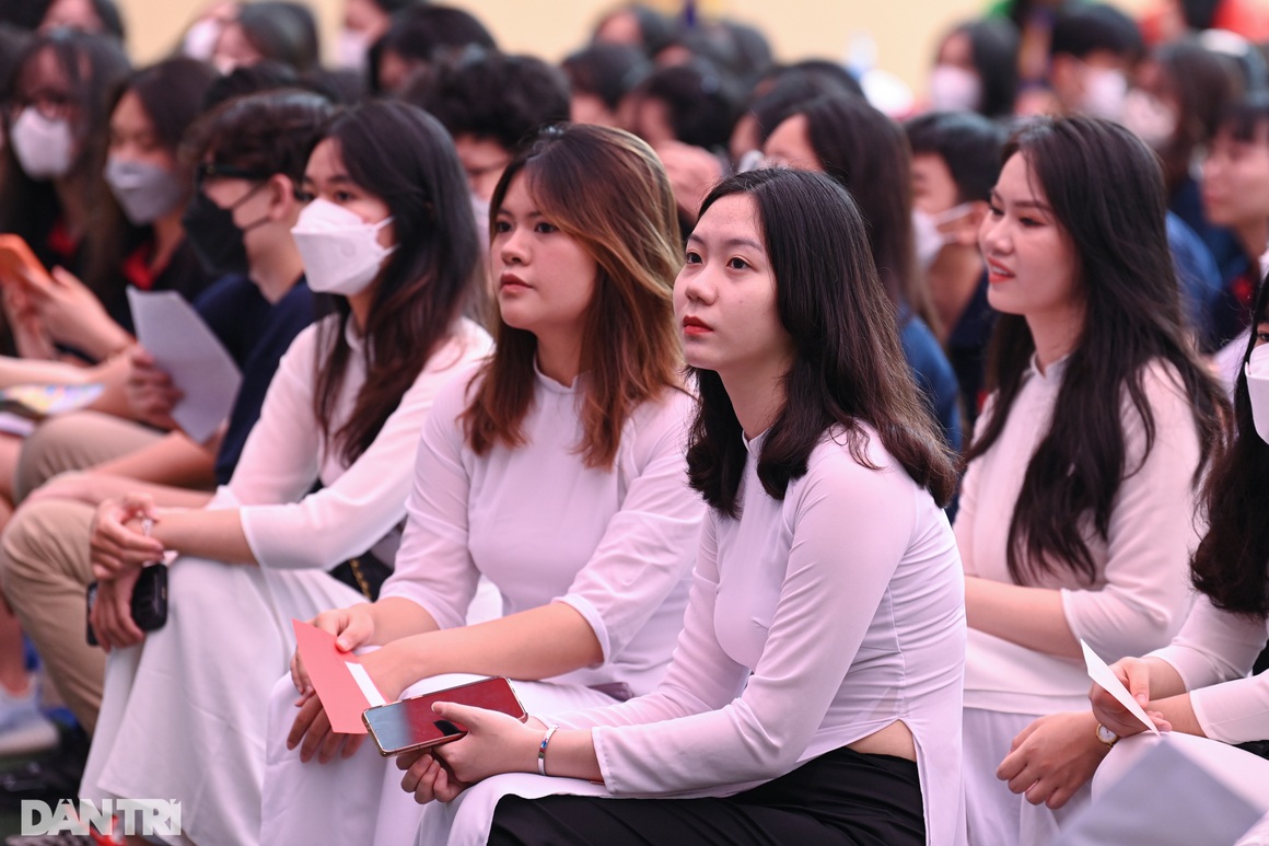 Ngắm vẻ đẹp rạng rỡ của các nữ sinh Hà Nội trong lễ bế giảng đặc biệt - 3 Ngắm vẻ đẹp rạng rỡ của các nữ sinh Hà Nội trong lễ bế giảng đặc biệt - 3