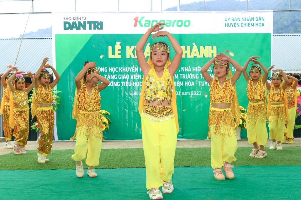 Khánh thành Phòng học Dân trí: Thầy trò hết cảnh vừa dạy, vừa lo lớp sập - 13 Khánh thành Phòng học Dân trí: Thầy trò hết cảnh vừa dạy, vừa lo lớp sập - 13