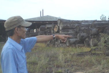 Kịp thời giải cứu kho gỗ thoát khỏi “bà hỏa”