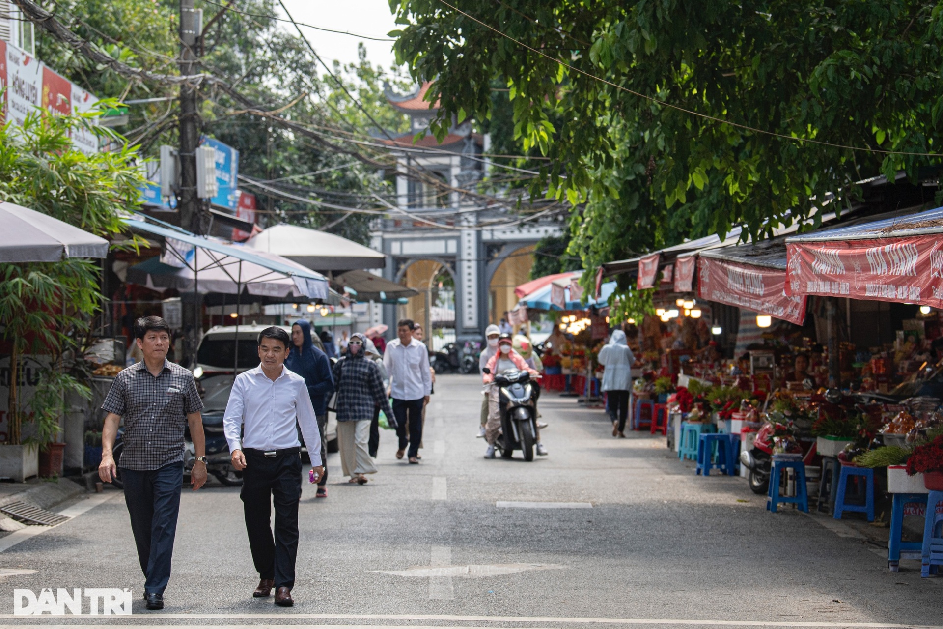 Phủ Tây Hồ vắng vẻ ngày Rằm tháng Bảy - 1 Phủ Tây Hồ vắng vẻ ngày Rằm tháng Bảy - 1