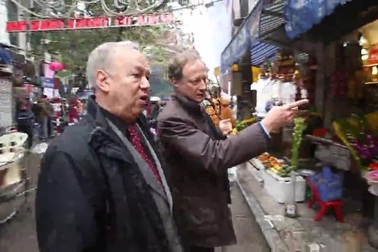 Các đại sứ châu Âu ăn phở vỉa hè, đi chợ hoa ngày Tết