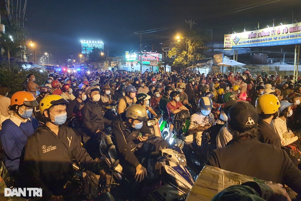 Bà bầu, trẻ nhỏ vật vã giữa dòng người ùn tắc ở cửa ngõ TPHCM trong đêm - 1 Bà bầu, trẻ nhỏ vật vã giữa dòng người ùn tắc ở cửa ngõ TPHCM trong đêm - 1