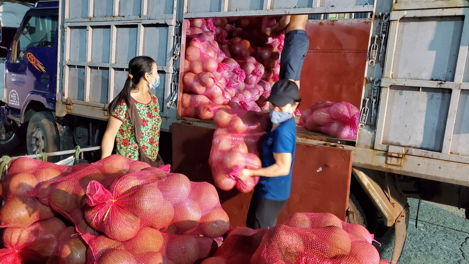 Đêm trắng của nữ cửu vạn ở chợ Long Biên - 7 Đêm trắng của nữ cửu vạn ở chợ Long Biên - 7