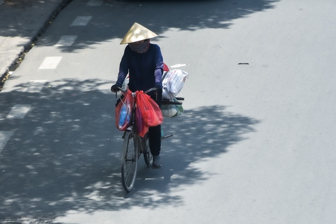 Người dân gồng mình mưu sinh dưới cái nắng cháy da của thủ đô - 11 Người dân gồng mình mưu sinh dưới cái nắng cháy da của thủ đô - 11