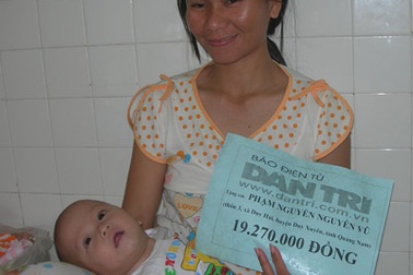 Trao tiền cho cháu Phạm Nguyễn Nguyên Vũ, cháu Nguyễn Hữu Thành và sinh viên Trần Văn Sơn