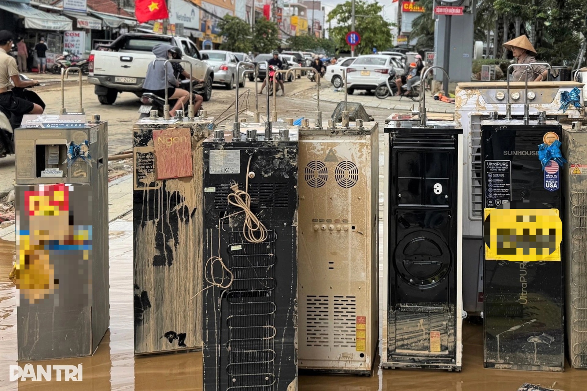 Gia đình tôi không còn đồ dùng gì nguyên vẹn sau khi nước rút! - 10 Gia đình tôi không còn đồ dùng gì nguyên vẹn sau khi nước rút! - 10