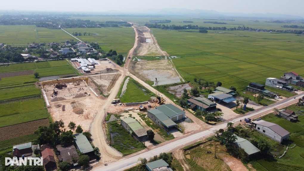 Công nhân trên công trường cao tốc Bắc - Nam giữa nắng nóng đỉnh điểm - 1 Công nhân trên công trường cao tốc Bắc - Nam giữa nắng nóng đỉnh điểm - 1