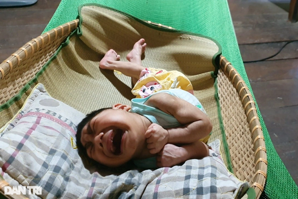 Nỗi đau người mẹ sống như đã chết khi có 2 con mắc bệnh teo não bẩm sinh - 2 Nỗi đau người mẹ sống như đã chết khi có 2 con mắc bệnh teo não bẩm sinh - 2