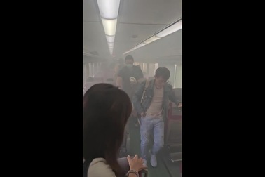 Pin dự phòng phát nổ khiến khói bao phủ cả toa tàu