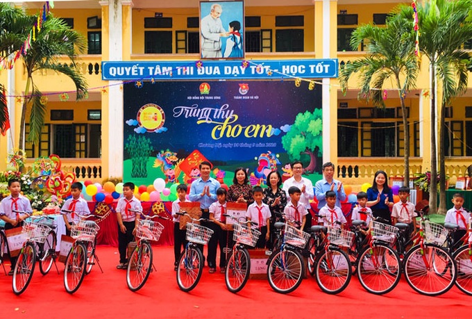 Tặng quà Tết Trung thu cho con công nhân huyện Chương Mỹ - Ảnh 1. Tặng quà Tết Trung thu cho con công nhân huyện Chương Mỹ - Ảnh 1.