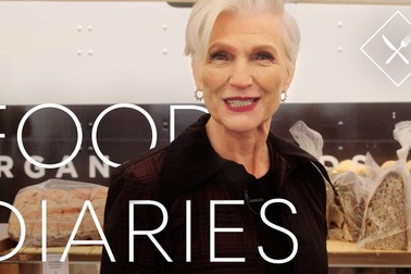 Bí quyết giữ dáng của người mẫu tuổi 72 - Maye Musk